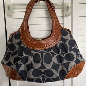 Authentic Coach purser in perfect condition kept in bin.